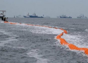 «Καθημερινή» κατά κυβέρνησης για τα πλωτά φράγματα: «Σαν να βάλαμε τέντα για την κλιματική αλλαγή»