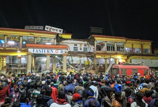 Κατάρρευση σιδηροδρομικού σταθμού με δεκάδες αγνοούμενους – Βίντεο-σοκ από την καταστροφή (Videos)