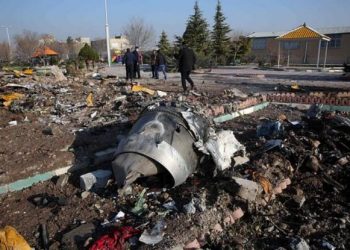 Μήπως δεν ήταν ατύχημα τελικά; Μπάλα φωτιάς πέφτει από τον ουρανό πάνω στο Boeing (Video)