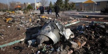 Μήπως δεν ήταν ατύχημα τελικά; Μπάλα φωτιάς πέφτει από τον ουρανό πάνω στο Boeing (Video)