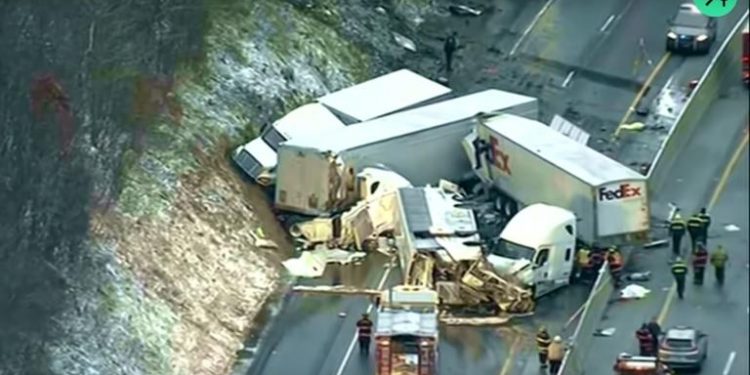 Alldaynews.gr Φονική καραμπόλα στην Πενσιλβάνια των ΗΠΑ! Πέντε νεκροί, δεκάδες τραυματίες – Εικόνες σοκ από το σημείο