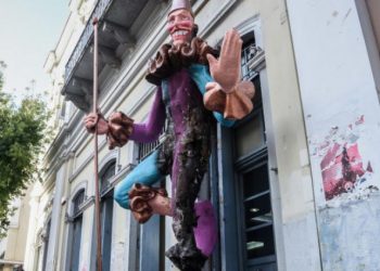 Πάτρα: Συνέλαβαν ιερέα ως ύποπτο για εμπρησμό σε καρναβαλικό μπάστακα