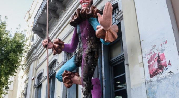 Alldaynews.gr Πάτρα: Συνέλαβαν ιερέα ως ύποπτο για εμπρησμό σε καρναβαλικό μπάστακα