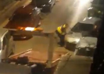 Απίστευτες εικόνες στην Κατερίνη: Τους έκλεισε το γκαράζ, ήρθε η τροχαία, αλλά το σήκωσαν με τα χέρια