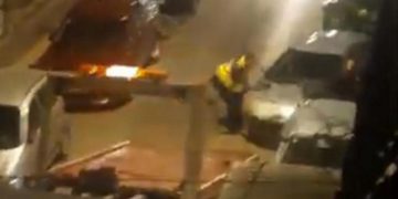 Alldaynews.gr Απίστευτες εικόνες στην Κατερίνη: Τους έκλεισε το γκαράζ, ήρθε η τροχαία, αλλά το σήκωσαν με τα χέρια