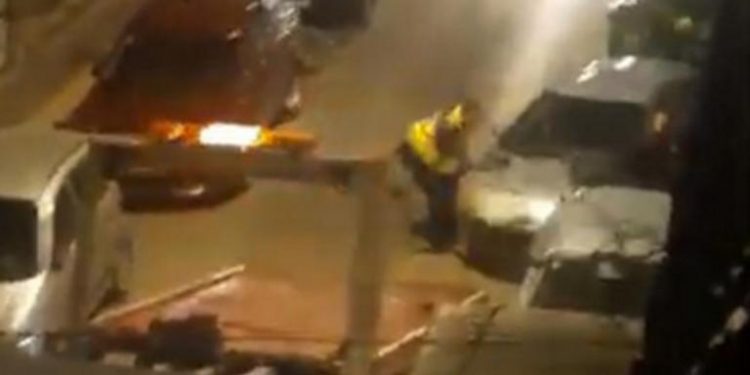 Alldaynews.gr Απίστευτες εικόνες στην Κατερίνη: Τους έκλεισε το γκαράζ, ήρθε η τροχαία, αλλά το σήκωσαν με τα χέρια