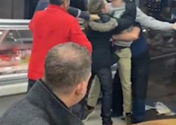 Πελάτης εστιατορίου συνεχίζει… ατάραχος το γεύμα του ενώ δίπλα του πέφτει ξύλο (vid)