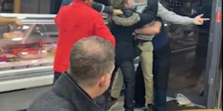 Alldaynews.gr Πελάτης εστιατορίου συνεχίζει… ατάραχος το γεύμα του ενώ δίπλα του πέφτει ξύλο (vid)