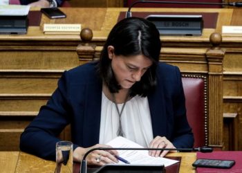 Ο ΔΟΑΤΑΠ καρφώνει τη Νίκη Κεραμέως για τα πτυχία των κολεγίων