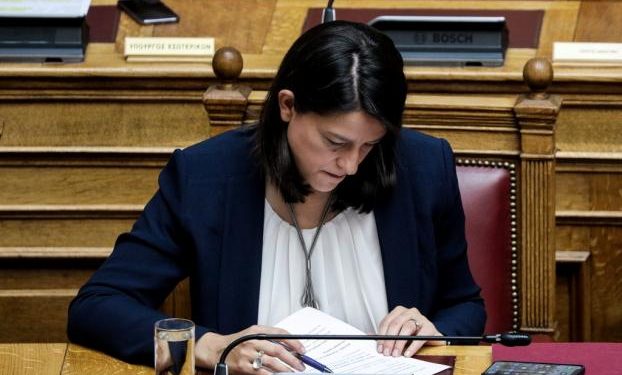 Ο ΔΟΑΤΑΠ καρφώνει τη Νίκη Κεραμέως για τα πτυχία των κολεγίων