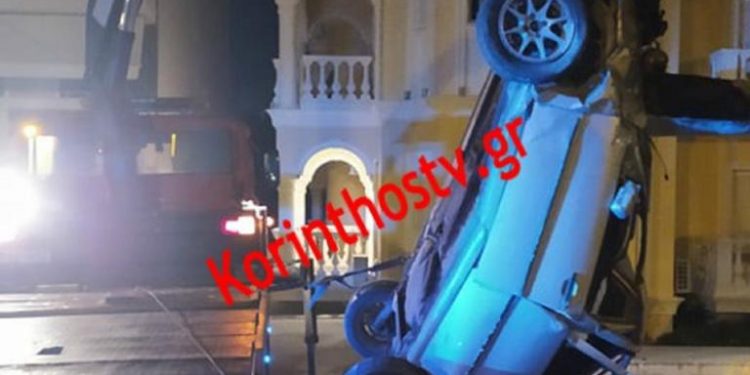 Σοβαρό τροχαίο: Αυτοκίνητο έπεσε σε είσοδο υπόγειου γκαράζ σε τρία μέτρα βάθος!