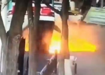 Άνοιξε τρύπα στον δρόμο και «κατάπιε» λεωφορείο: 6 νεκροί, 10 αγνοούμενοι (vid)