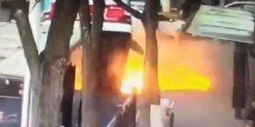 Alldaynews.gr Άνοιξε τρύπα στον δρόμο και «κατάπιε» λεωφορείο: 6 νεκροί, 10 αγνοούμενοι (vid)