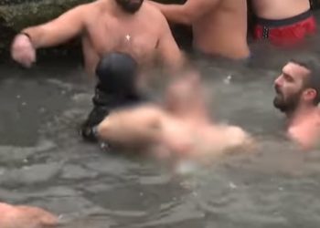 Βούτηξε για τον σταυρό και λιποθύμησε – Εικόνες σοκ στην Κωνσταντινούπολη (vid)