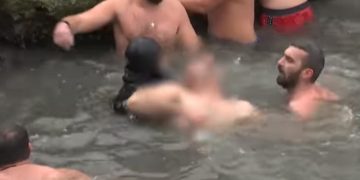 Βούτηξε για τον σταυρό και λιποθύμησε – Εικόνες σοκ στην Κωνσταντινούπολη (vid)