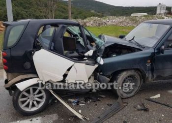 Τροχαίο σοκ με μετωπική σύγκρουση δύο αυτοκίνητων