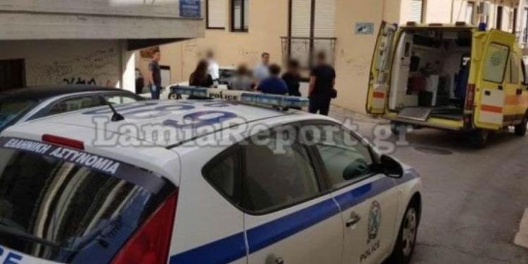 Ταξιτζής περίμενε πελάτισσα να κατέβει από το σπίτι, αλλά αυτή ξεψυχούσε στο σπίτι της