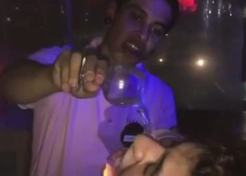 Πήγε να πιει ένα σφηνάκι και έπιασε φωτιά