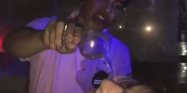 Πήγε να πιει ένα σφηνάκι και έπιασε φωτιά