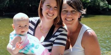 Alldaynews.gr Λεσβία μαμά «το έσκασε» με τον δωρητή σπέρματος – Την αναζητά η Interpol (pics)