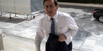 Alldaynews.gr Δυσφορία στην ΝΔ: Επανιδρύει το Υπουργείο Μεταναστευτικής Πολιτικής του Τσίπρα με υπουργό τον τραπεζίτη …Μηταράκη- Ειρωνεία από Τσίπρα
