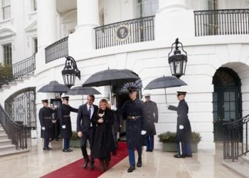 «Με είδε κανείς;»: Η… γκάφα του Μητσοτάκη στον Λευκό Οίκο που σχολιάστηκε έντονα (vid)