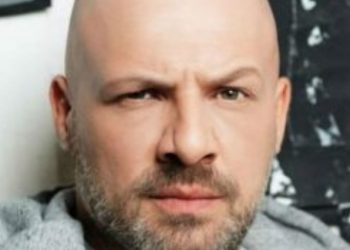 Σάλος με τον Νίκο Μουτσινά: Δημόσια, καυτά φιλιά στο στόμα![photo]