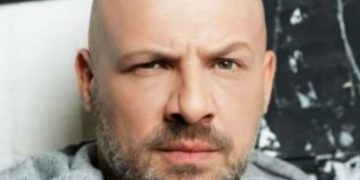 Σάλος με τον Νίκο Μουτσινά: Δημόσια, καυτά φιλιά στο στόμα![photo]