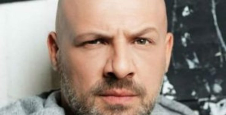 Σάλος με τον Νίκο Μουτσινά: Δημόσια, καυτά φιλιά στο στόμα![photo]