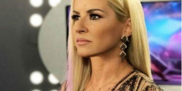 Κάτι τρέχει!! Αγνώριστη μέσα σε λίγες ημέρες η Μαρία Μπεκατώρου[photo]