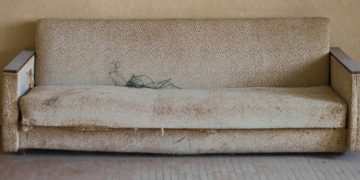 Alldaynews.gr Βρήκε σε μεταχειρισμένο καναπέ που αγόρασε 40.000 ευρώ και τα επέστρεψε (vid)