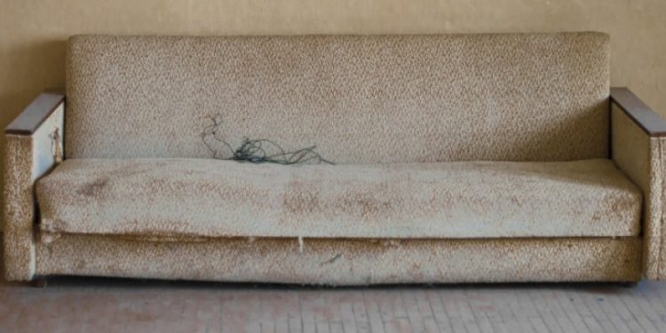 Alldaynews.gr Βρήκε σε μεταχειρισμένο καναπέ που αγόρασε 40.000 ευρώ και τα επέστρεψε (vid)