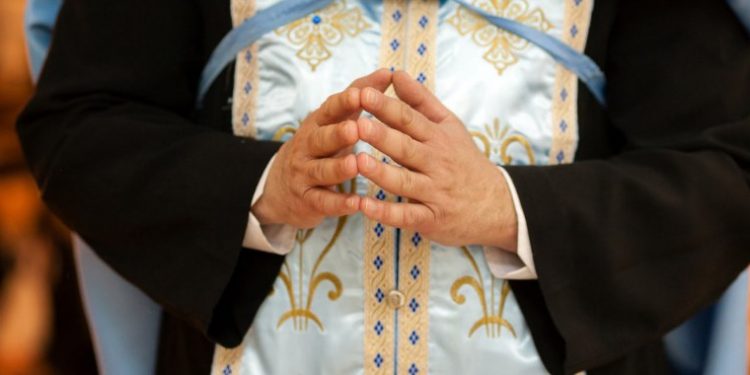 Alldaynews.gr Ο έpωτας του Μητροπολίτη με τρανσeξουαλ – «Βόμβα» στους κόλπους της Εκκλησίας