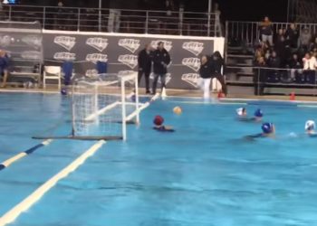 Ντροπιαστικό συμβάν σε αγώνα της Α1 πόλο γυναικών: Οπαδοί Πέταξαν τον διαιτητή στην πισίνα! (video)