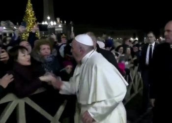 H στιγμή που ο Πάπας Φραγκίσκος γίνεται έξαλλος με μία πιστή που του τράβαγε το χέρι (vid)