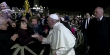 H στιγμή που ο Πάπας Φραγκίσκος γίνεται έξαλλος με μία πιστή που του τράβαγε το χέρι (vid)