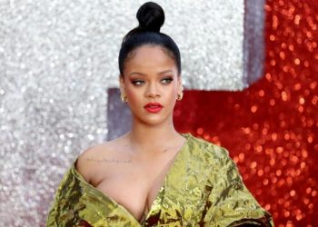 Τα… έβγαλε όλα η Rihanna – Νέα καμπάνια για τα εσώρουχά της (pics)