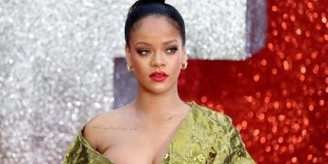 Alldaynews.gr Τα… έβγαλε όλα η Rihanna – Νέα καμπάνια για τα εσώρουχά της (pics)