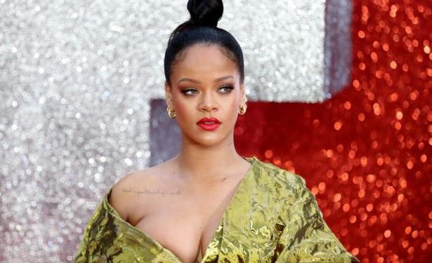 Alldaynews.gr Τα… έβγαλε όλα η Rihanna – Νέα καμπάνια για τα εσώρουχά της (pics)