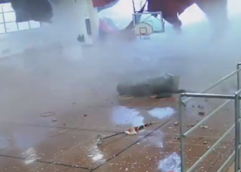 Η στιγμή που ανεμοστρόβιλος μπαίνει σε γυμναστήριο σχολείου και τα παιδιά τρέχουν να σωθούν (vid)