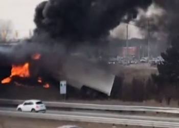 Φορτηγό παίρνει φωτιά και ο οδηγός καταφέρνει να σωθεί λίγο πριν εκραγεί (vid)