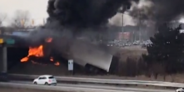 Φορτηγό παίρνει φωτιά και ο οδηγός καταφέρνει να σωθεί λίγο πριν εκραγεί (vid)