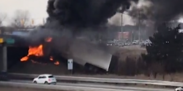 Φορτηγό παίρνει φωτιά και ο οδηγός καταφέρνει να σωθεί λίγο πριν εκραγεί (vid)