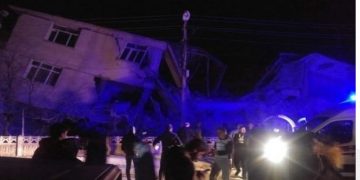 Τουρκία: Υπάρχουν Νεκροί από τον σεισμό – Απεγκλωβίζουν κόσμο από κτίρια που έχουν καταρρεύσει