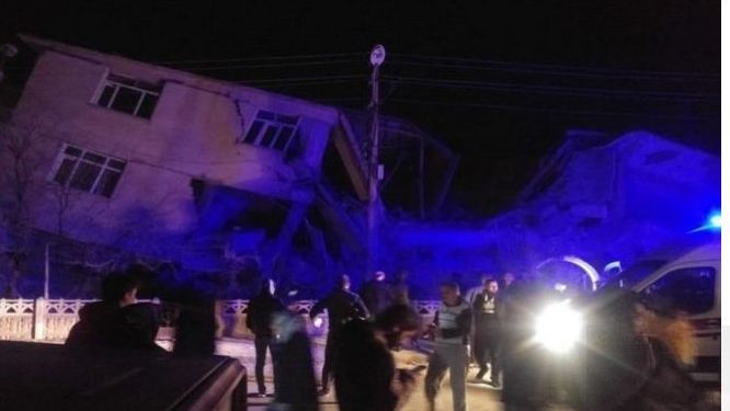 Τουρκία: Υπάρχουν Νεκροί από τον σεισμό – Απεγκλωβίζουν κόσμο από κτίρια που έχουν καταρρεύσει