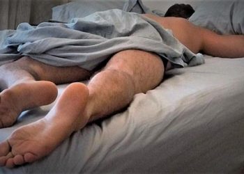 Ξύπνησε και είδε τον διαρρήκτη να του γλύφει τα …δάχτυλα των ποδιών