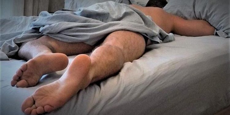 Ξύπνησε και είδε τον διαρρήκτη να του γλύφει τα …δάχτυλα των ποδιών