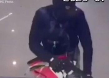 Ληστής πυροβολεί και σκοτώνει 3 ανθρώπους σε κοσμηματοπωλείο (vid)