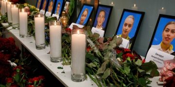 Συντριβή Boeing-176 Νεκροί: Ζευγάρι νεόνυμφων, οικογένειες και φοιτητές στα θύματα[videos]