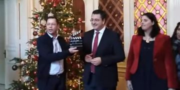 Alldaynews.gr Τζιτζικώστας: Αντί για ευχές σε γυναίκες-υπαλλήλους της Περιφέρειας, «υπονοούμενα» για ταινίες του… Σειρηνάκη! (Video)